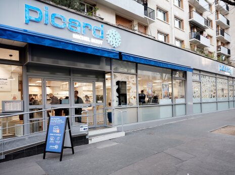 Le nom du magasin en façade - © Picard