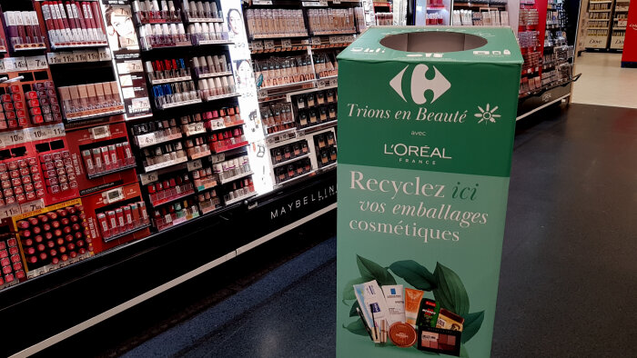 La borne de recyclage des emballages cosmétiques sera installée au sein des espaces beauté. - © CC / Républik Retail