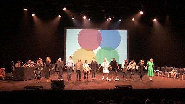 Journalistes, réalisateur et sportifs ont raconté successivement sur la scène une histoire chacun - © PB