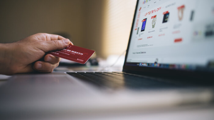 Le montant moyen des transactions e-commerce sur le T2 2021 demeure stable, à 63 euros. - © Negative Space
