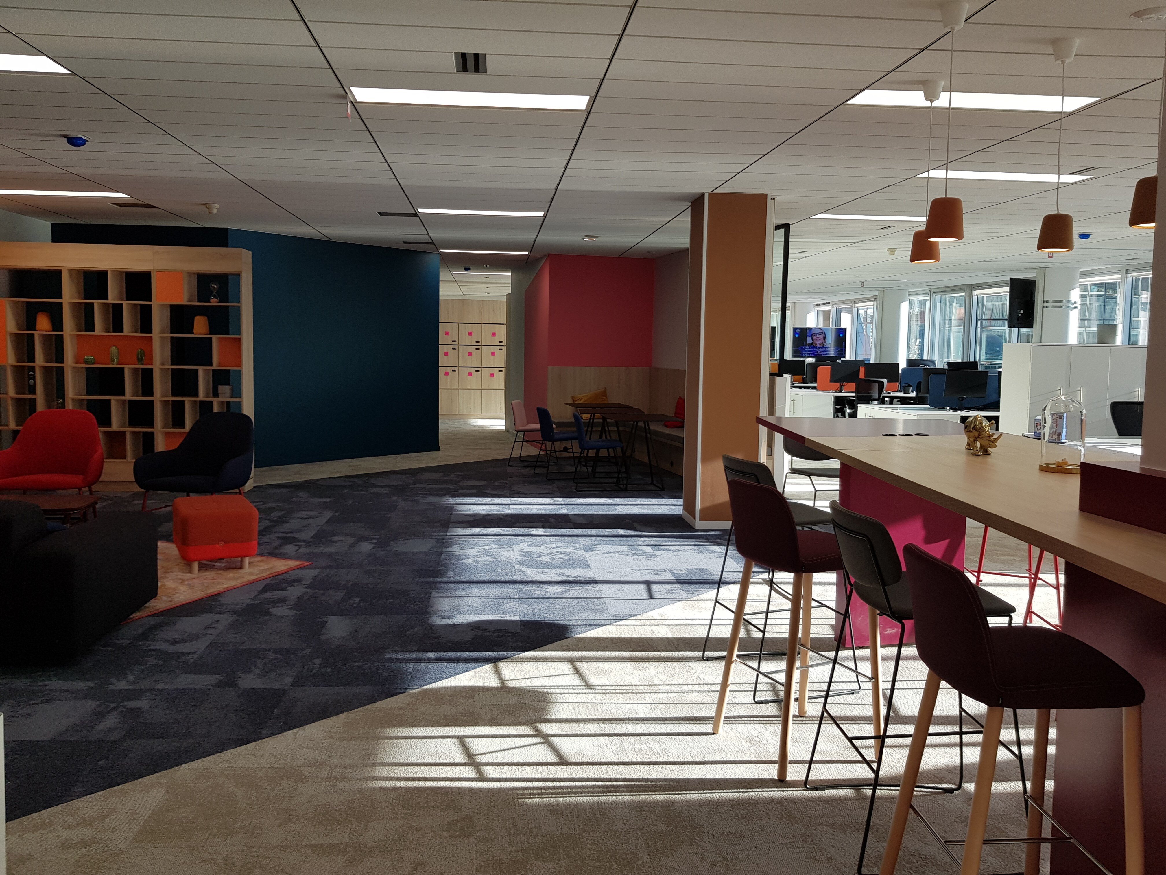 Zone bibliothèque et tables de coworking - © D.R.