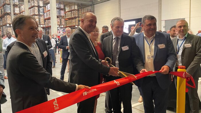 Le DG de Seb, Stanislas de Gramont, entouré par les élus locaux et représentants de FM Logistic. - © D.R.