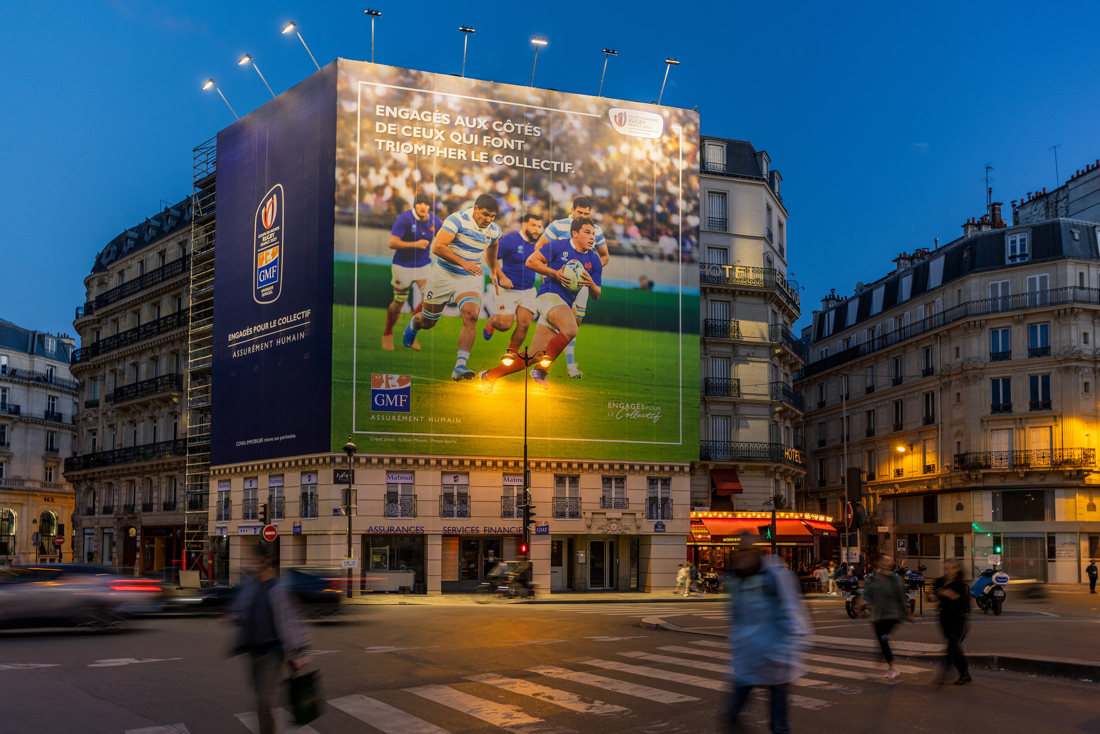 Habillage de la façade du siège Covea Saint-Lazare (Paris) lors de la Coupe du monde de rugby 2023 - © GMF