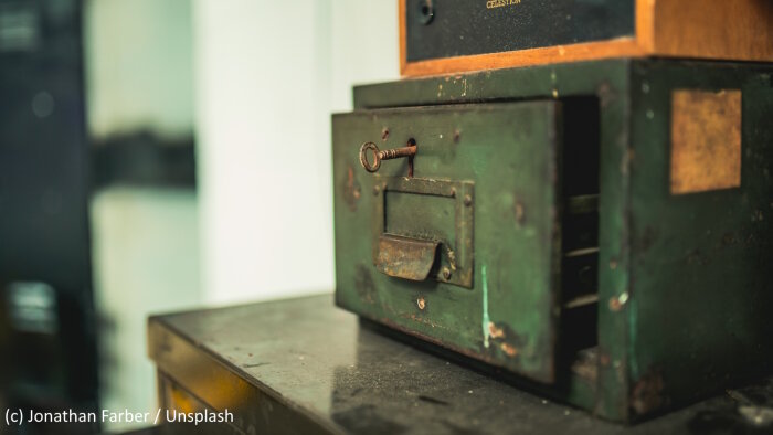 Protéger ses biens, même ses données, dans un coffre rouillé n’est pas une bonne idée. - © Jonathan Farber / Unsplash