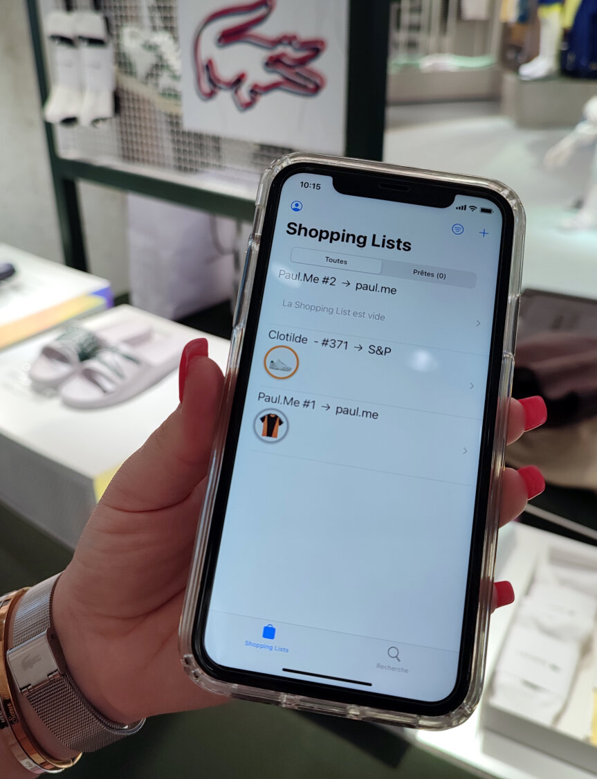 Les vendeurs disposent d’un smartphone pour suivre les commandes des clients. - © Républik Retail