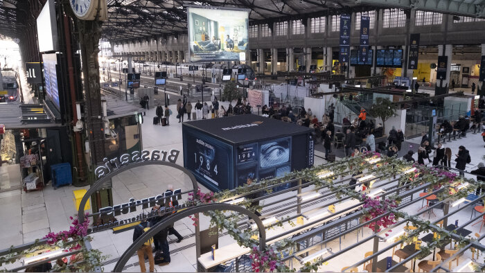 Le cube mystérieux d’Audible au cœur du hall 1 de la gare de Lyon - © Olivier Vigerie - Universal