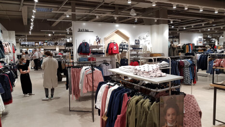 L'offre textile reste basique, les tests de services digitaux n'ont pas été probants. - © Républik Retail