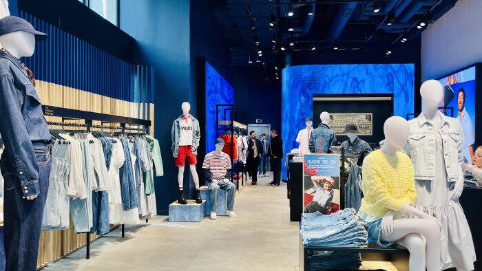 Le nouveau magasin au design unique tout en bleu est sur 540 mètres carrés et deux niveaux. - © D.R.