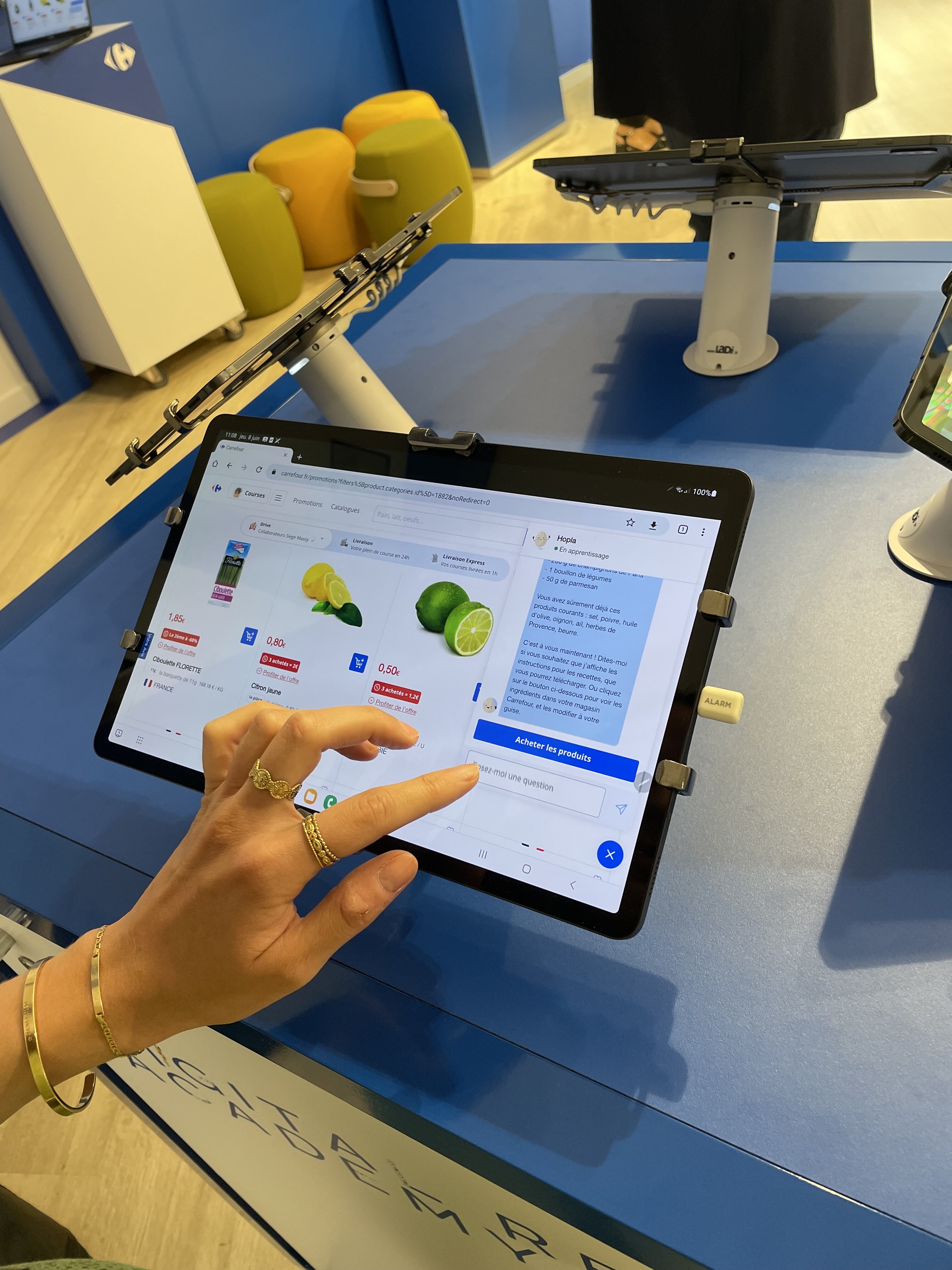 Le robot est connecté avec le moteur de recherche du site, et propose aux clients des listes de produits correspondant à la discussion, jusqu’à l’acte d’achat sans sortir du site. - © D.R.