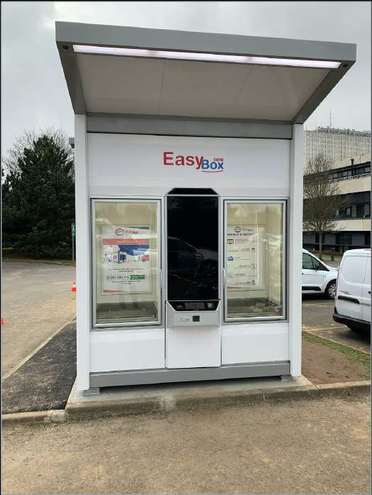 EasyBox dispose d’un mini transstockeur pour gérer les commandes.  - © Cora
