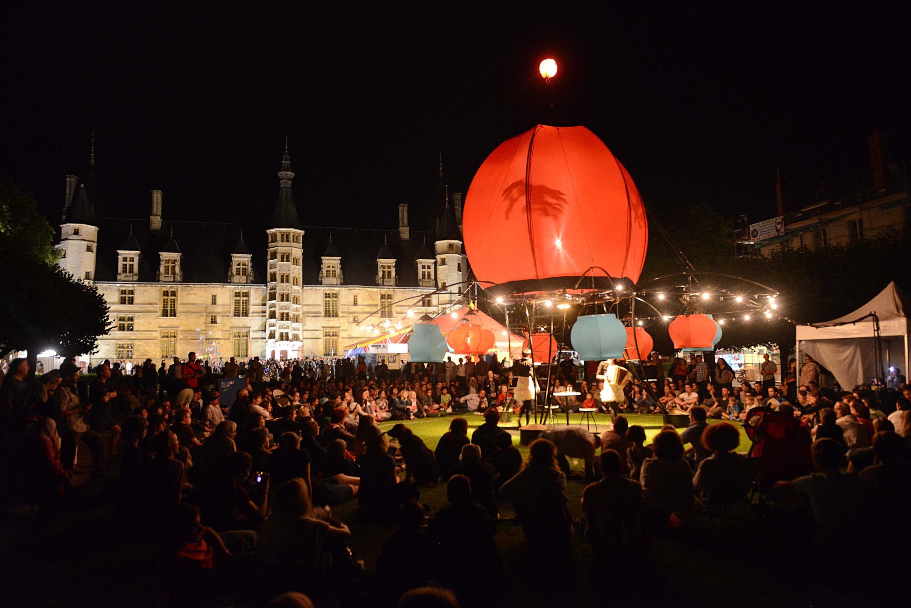 La Nièvre possède des lieux patrimoniaux exceptionnels qui accueillent des événements (ici Festival Les Zaccros/Palais Ducal))  - © Sylvain Alizou