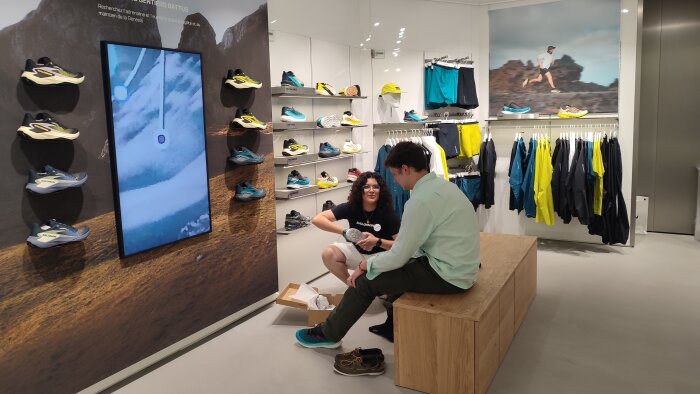 Les vendeurs utilisent la solution mPos de Cegid Retail pour répondre à toutes les demandes clients. - © Républik Retail / CC