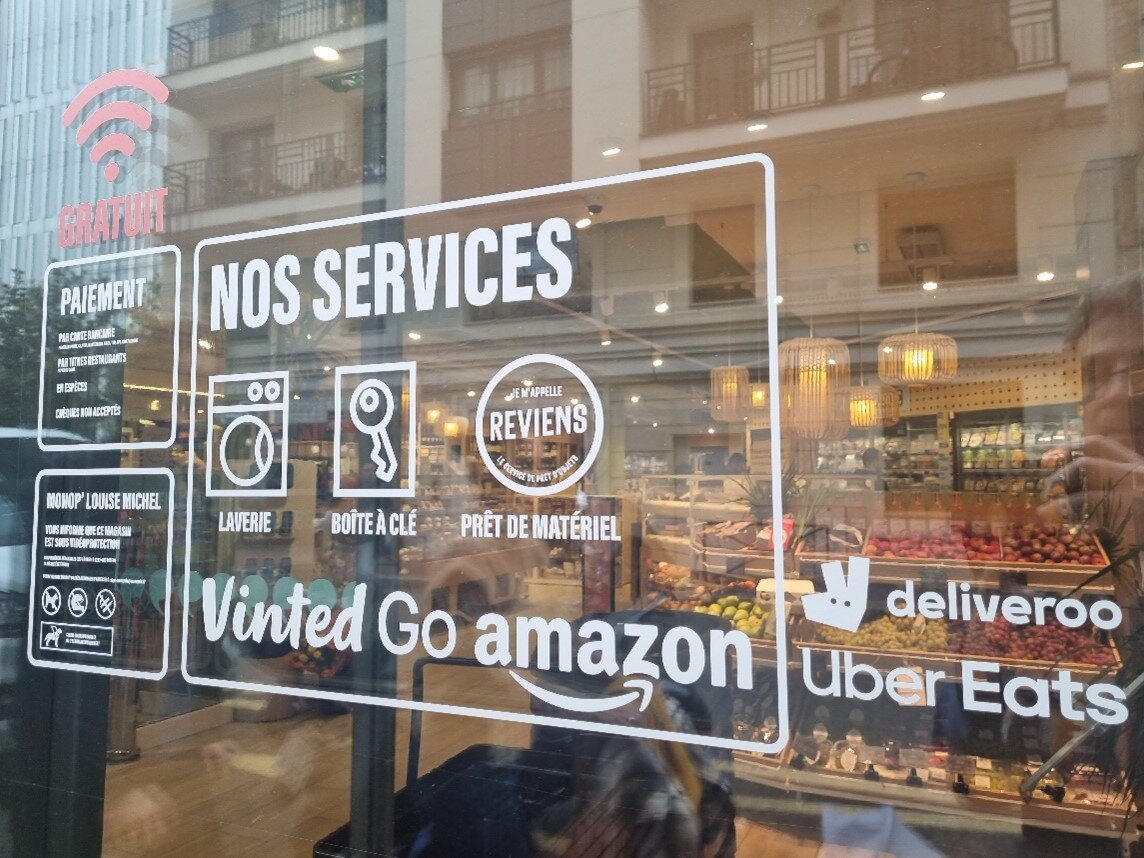 Monop’ affiche dès la vitrine les services proposés dans le magasin. - © D.R.
