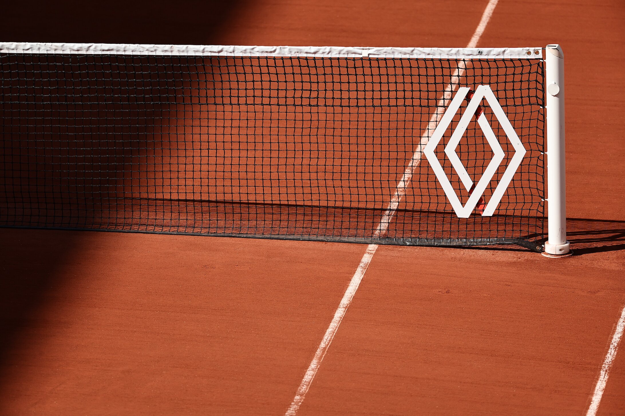 Le logo de Renault sur le filet du court central de Roland-Garros - © D.R.