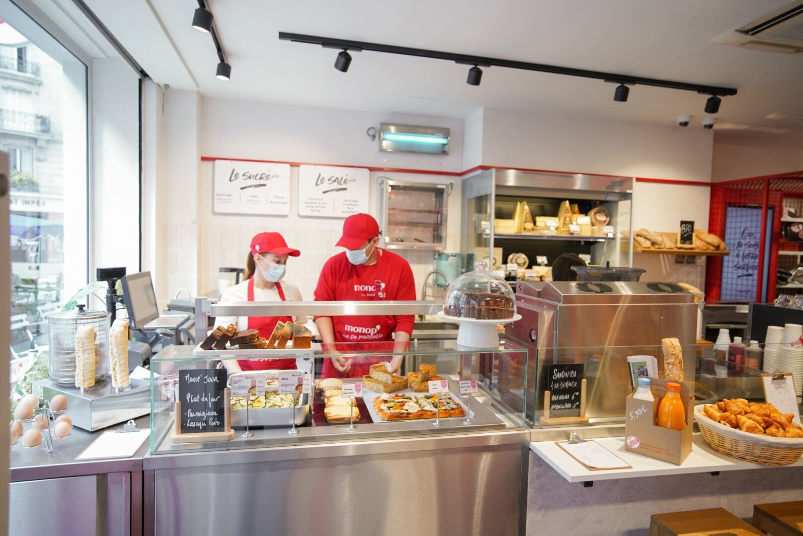 Un espace restauration est implanté à l’entrée du magasin. - © Monoprix