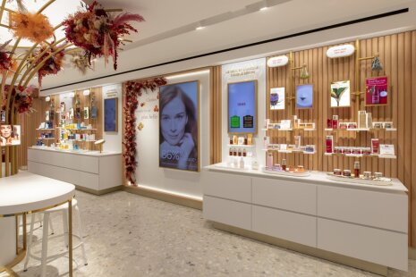 Sol en chute de marbres recyclées et coulées dans de la résine. - © Clarins