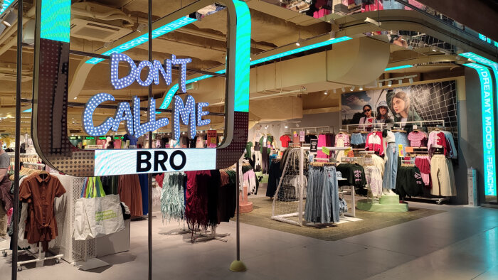 Dans le magasin Paris Les Halles, la mention Bro s’affiche en alternance avec Jennyfer. - © Républik Retail / C.Chenevoy