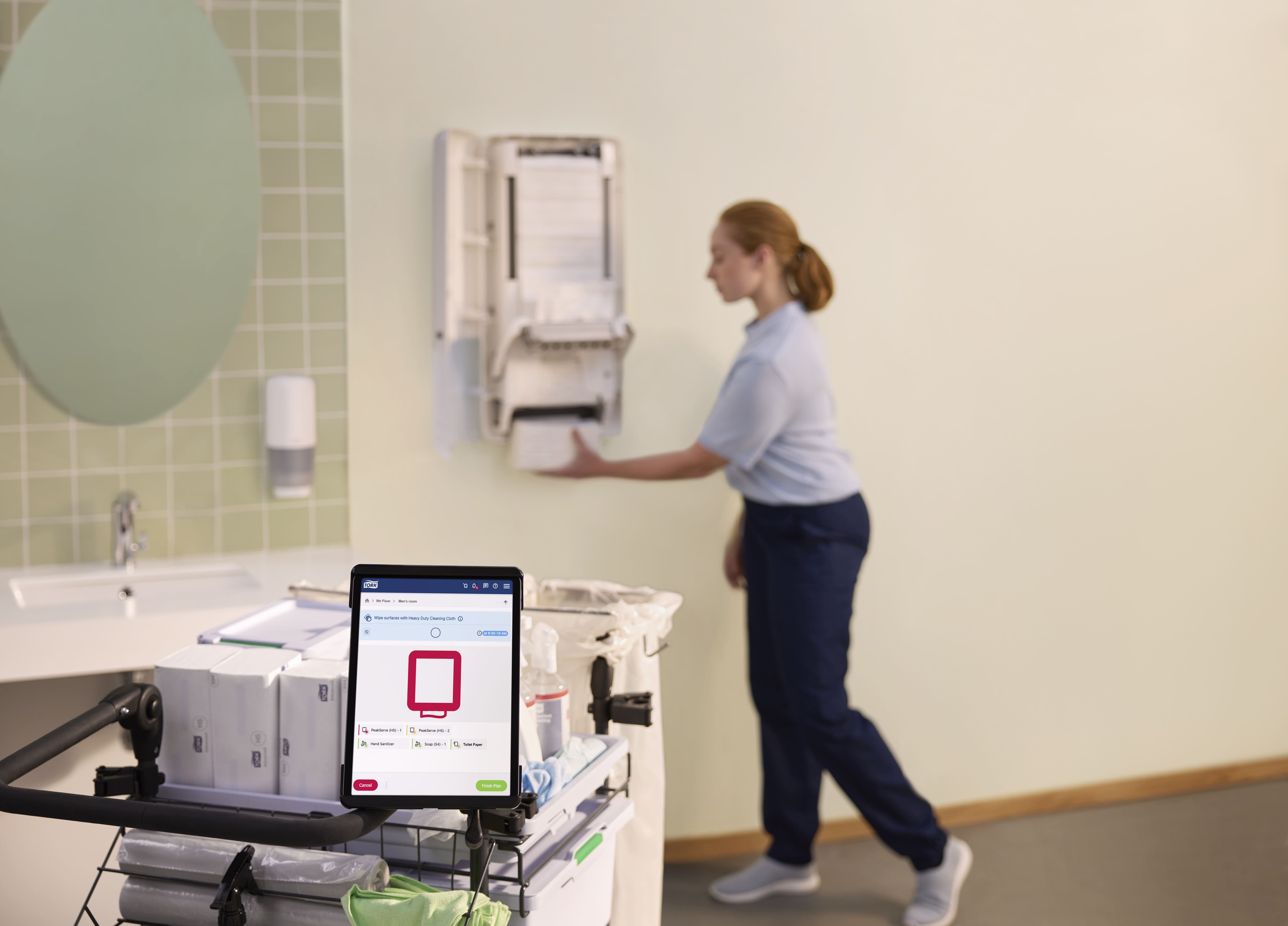 Les distributeurs de grande capacité facilitent le travail des équipes de nettoyage - © Tork