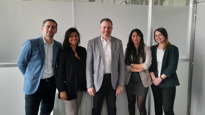 Au centre, Anthony Saussaye, entouré par les premières recrues de Delta Plus Consulting. - © D.R.