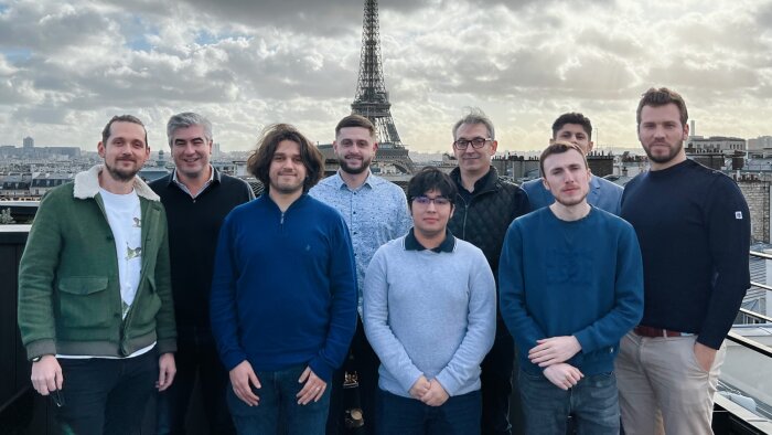 Les trois co-fondateurs entourés par leurs premiers collaborateurs. - © D.R.
