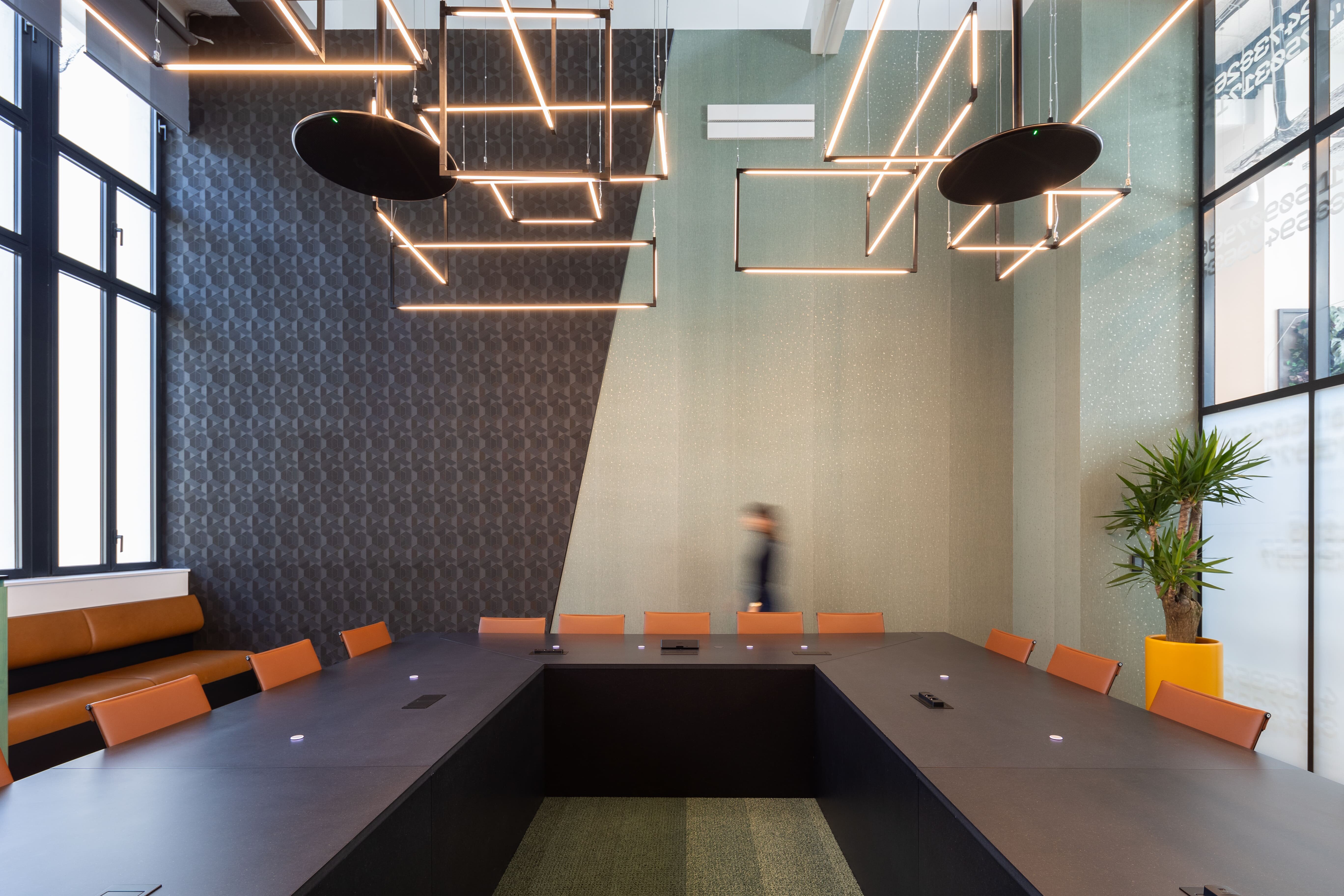 La Board room avec ses luminaires faisant référence à la blockchain - © Antoine Mercusot