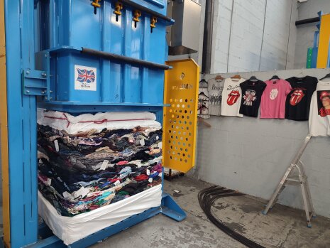 Une presse est utilisé pour créer des gros ballots de vêtements. - © Républik Retail