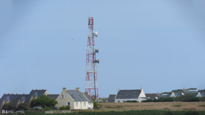 Une antenne de téléphonie mobile sur l’île d’Ouessant. - © B.L.