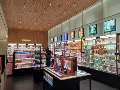 L'espace Skincare a de la lumière naturelle et du bois - © CC / Républik Retail