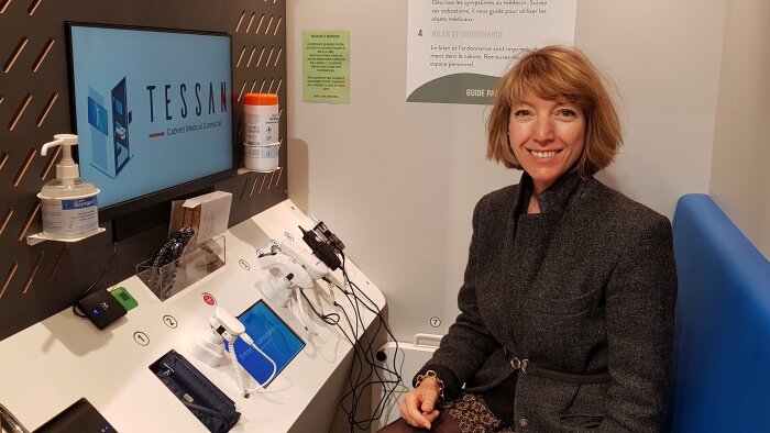 Maguelone Paré (Monoprix) dans la cabine Tessan qui permet de voir un médecin pour une consultation. - © CC / Républik Retail