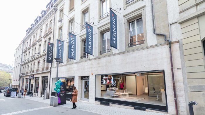 Manor compte 59 grands magasins, 27 supermarchés Manor Food et 23 restaurants Manora en Suisse. - © D.R.