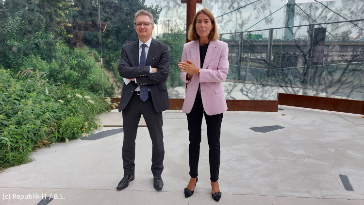 Béatrice Lafaurie, directrice générale en charge des Ressources Humaines du Groupe BPCE, et Laurent Benatar, directeur général Technologies et Opérations du Groupe BPCE, ont présenté les innovations réalisées à l’occasion de la mise en place du nouveau siège. - © Républik IT / Bertrand Lemaire