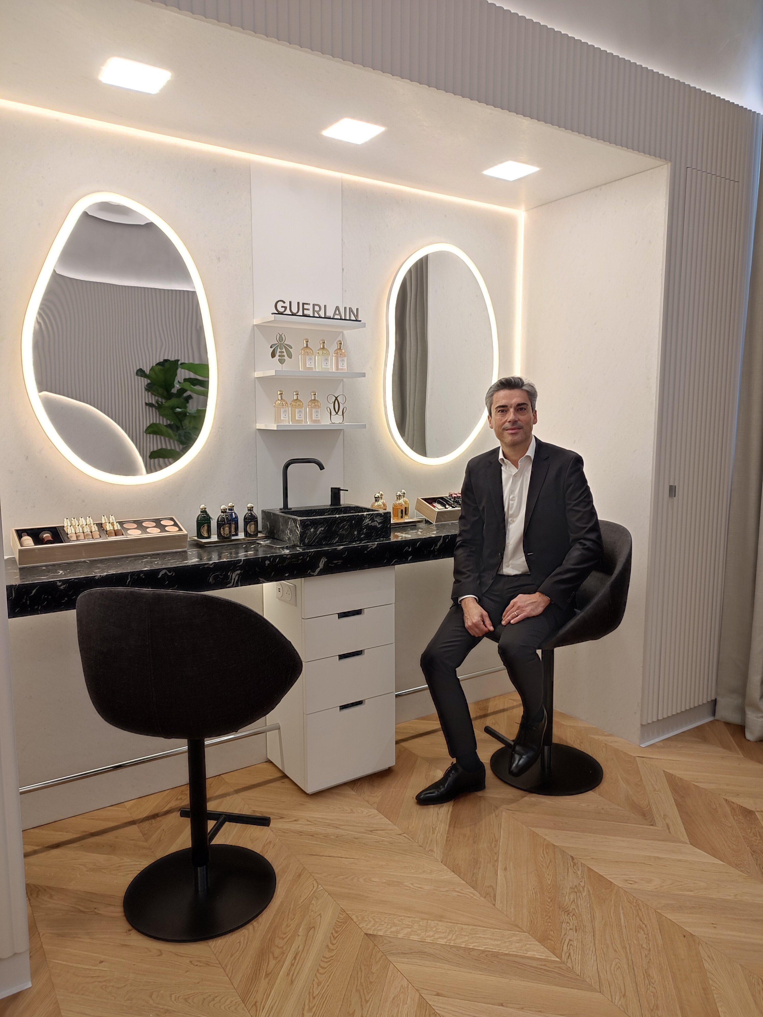 Benoit Ponte, directeur général de Sephora, posant dans l’espace lounge/VIP de la boutique. - © CC / Républik Retail