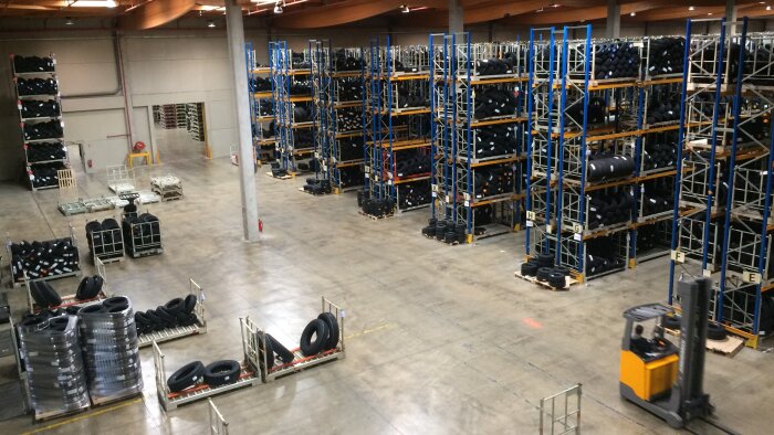 Continental dispose d’un peu plus de 50 000 m2 de stockage à Mer et Monteux. - © D.R.
