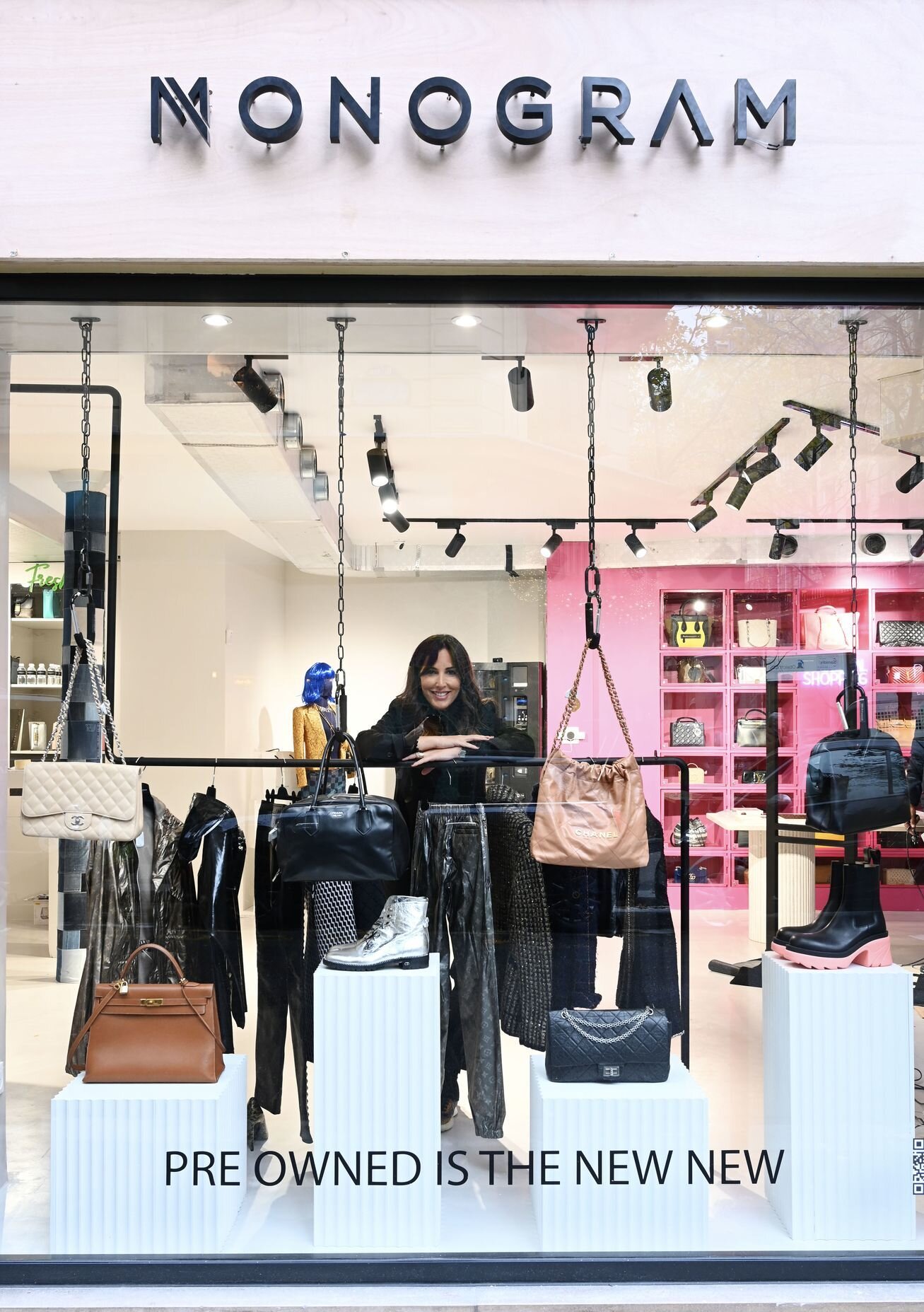 Beverly Sonego, fondatrice de Monogram, pose dans la vitrine de sa première boutique ayant pignon sur rue. - © Monogram