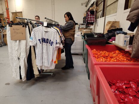 Pour Kiloshop, les vêtements sont tagués par catégorie et vendus au poids. - © Républik Retail