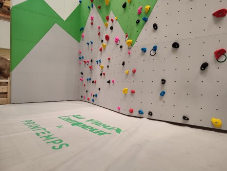 Un mur d'escalade de 6m de haut vient animer l'espace. - © Républik Retail