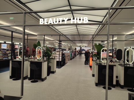 Le Beauty Hub trône au centre du magasin pour conseiller les clientes. - © CC / Républik Retail