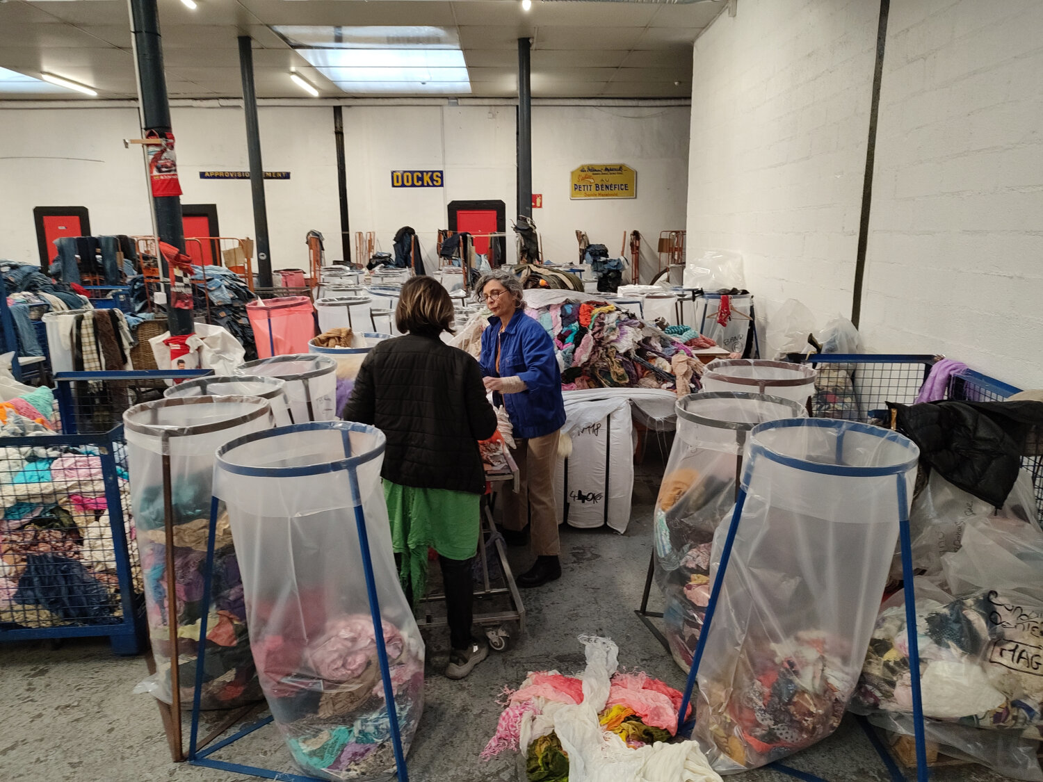 Le tri est une étape clé qui demande beaucoup de main d’oeuvre. - © Républik Retail