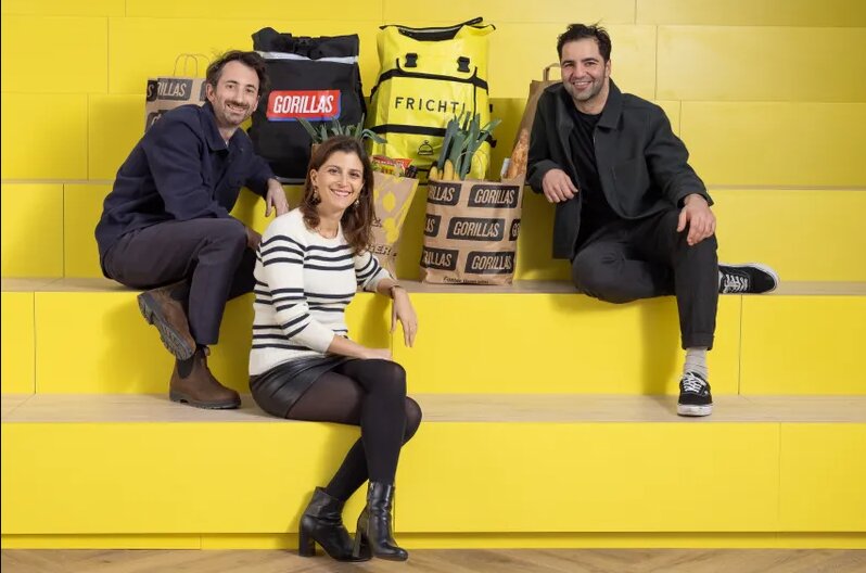 Quentin Vacher et Julia Bijaoui, co-fondateurs et co-CEO de Frichti et Kagan Sümer, fondateur et CEO de Gorillas. - © D.R.