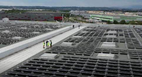 La plus grande centrale photovoltaïque en toiture de la région Auvergne Rhône-Alpes a été installé sur un bâtiment Casino. - © Casino