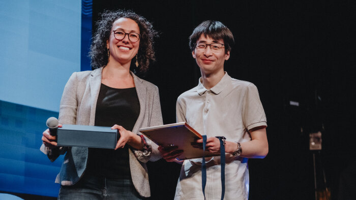 Laure Wagner et Waï-Ki Wong, cofondateurs de 1km à Pied, lors de la cérémonie des trophées Worknight - © MANUEL ABELLA