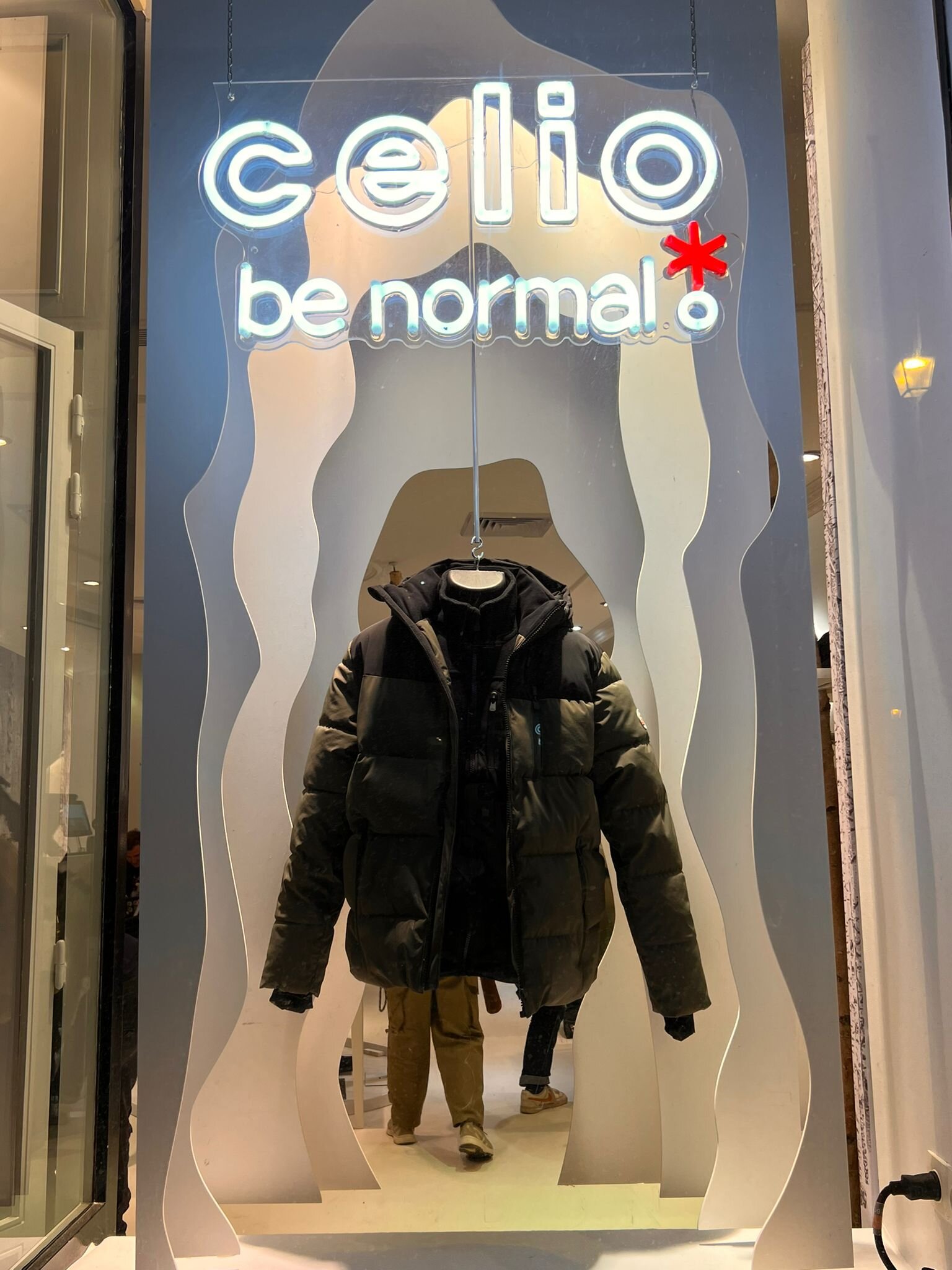 La scénographie a été imaginée autour d’une promenade sur l’Aiguille du Midi - © Celio