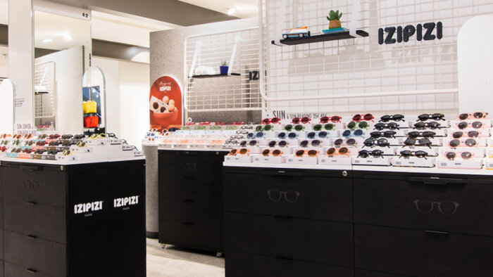 Izipizi distribue ses lunettes via des boutiques en propre, sur des corners ou en e-commerce. - © D.R.