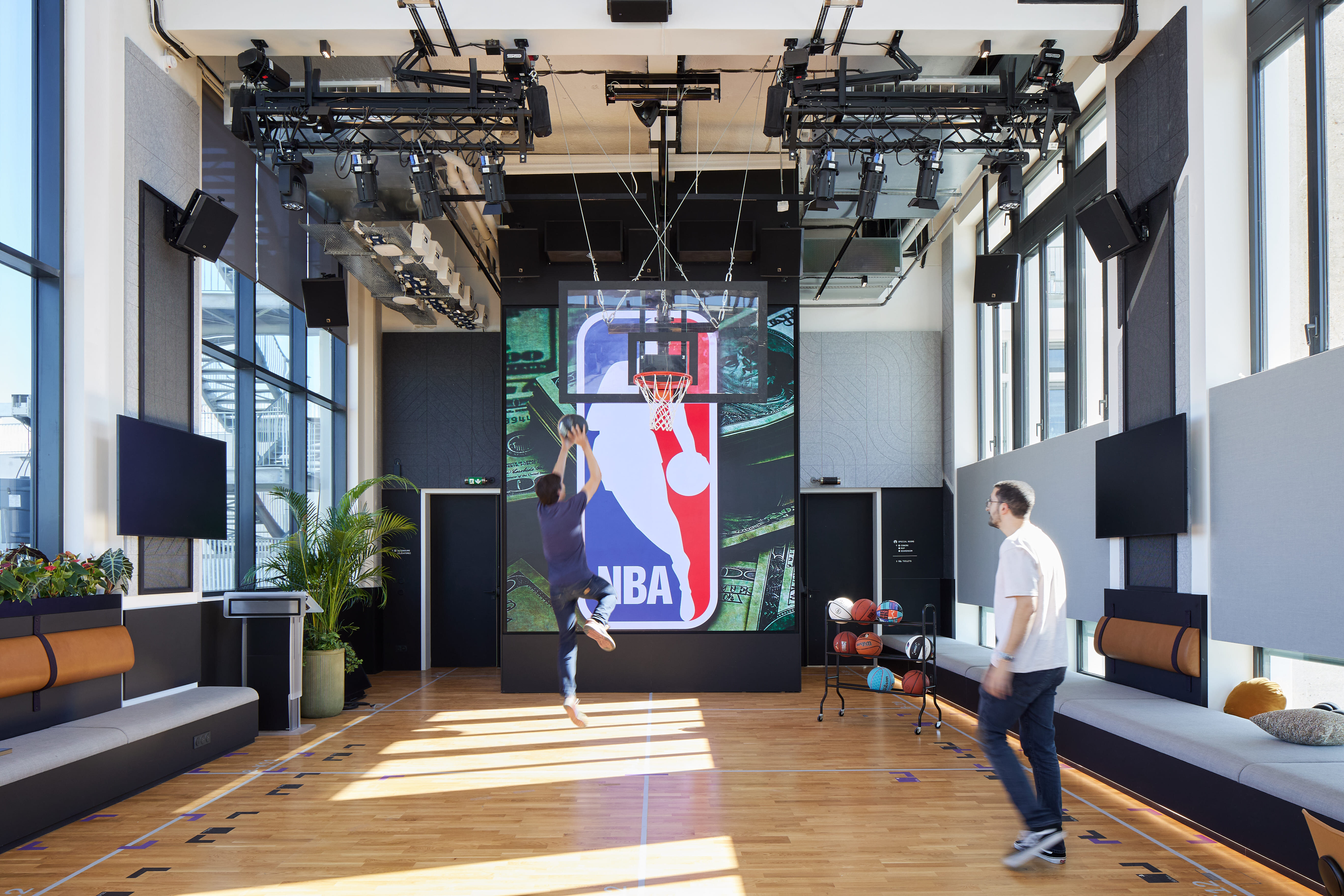 Oui, le siège de Ledger comporte un terrain de basketball… - © Antoine Mercusot