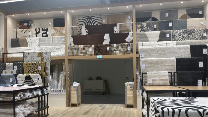 Parmi les nouveautés du magasin, ce mur à moquettes pour trouver le bon coloris et la bonne matière. - © D.R.