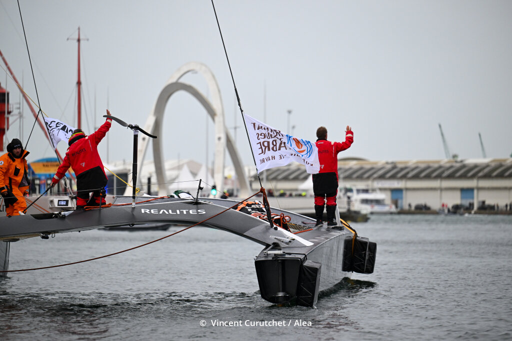 Le grand public peut découvrir les bateaux sur le ponton et parfois échanger avec les skipper - © Vincent Curutchet /Alea