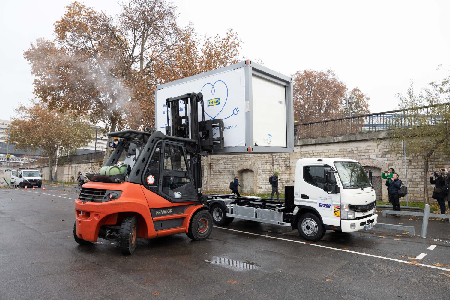 Une fois déchargées du bateau, les caisses repartent sur des véhicules électriques qui s’occupent du dernier kilomètre. - © IKEA