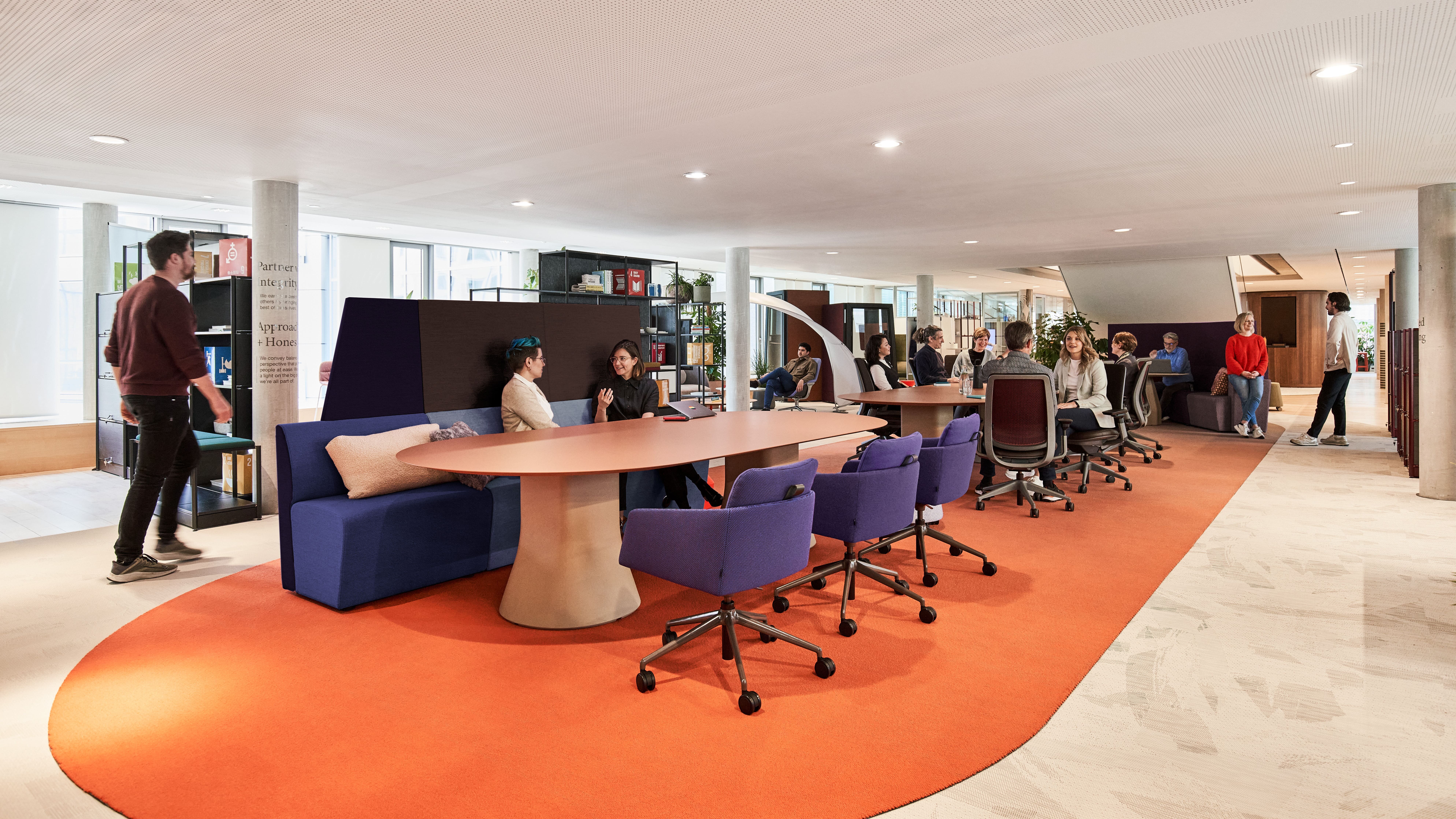Ce hub au cœur du bâtiment a été conçu pour encourager les interactions et la collaboration. - © Steelcase
