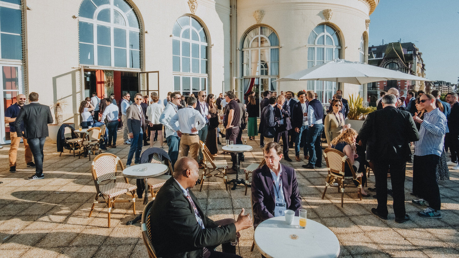 Le cocktail sur la terrasse du casino et les moments de convivialité aussi sont importants pour échanger ! - © Manuel Abella / Républik