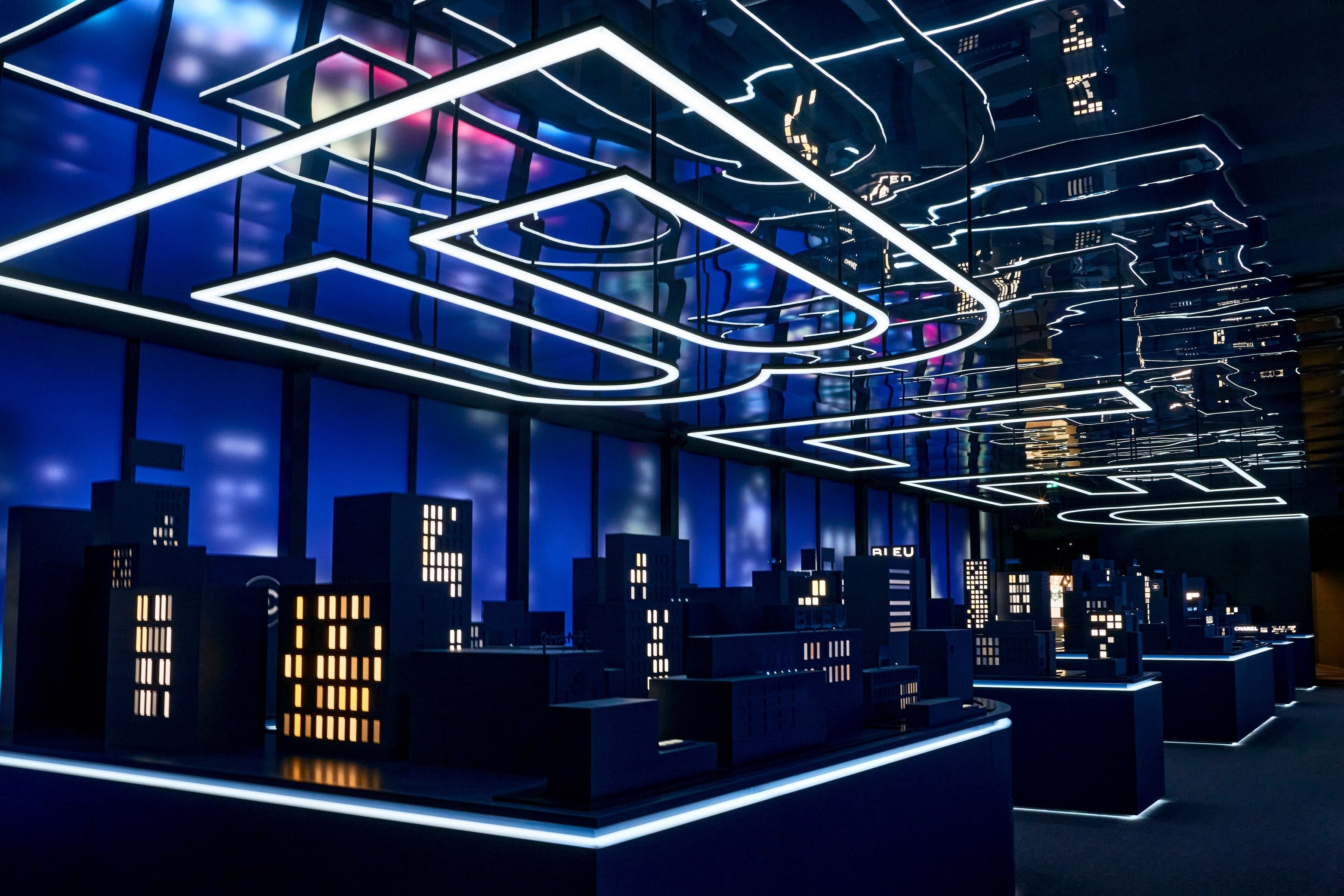 Immersion dans le Bleu d’une ville - © Chanel